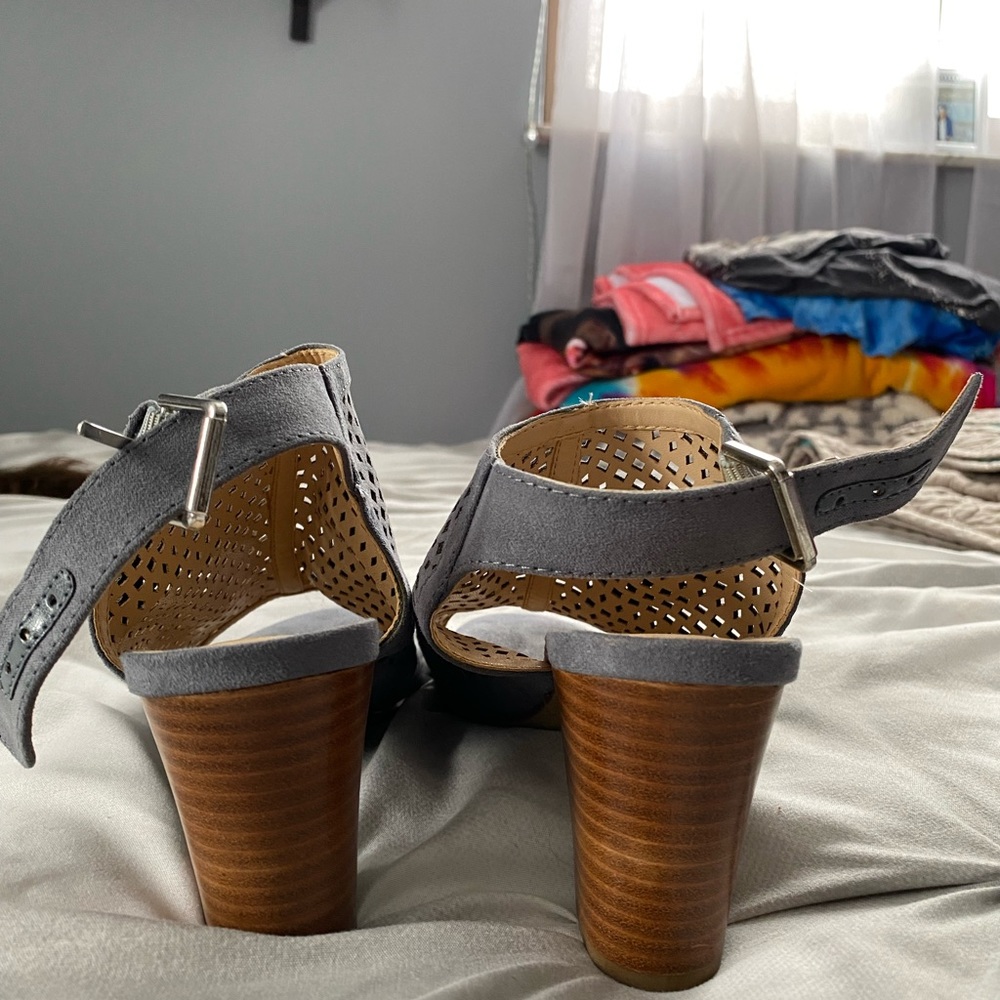 Grey heels - Picture 2 of 4